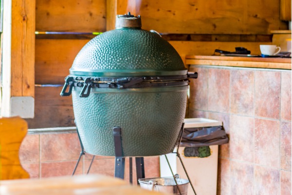 A Big Green Egg smoking the best wood for a kamado grill